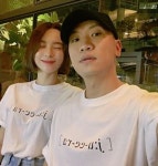 개코 부인, 두 눈 감아도 미모는 숨길 수 없네 커플티 입고 애정 과시 