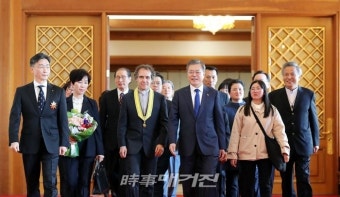문 대통령, '제8기 국민추천포상 수여식' 수상자들에게 훈·포장 직접 수여