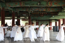 격변의 역사속에 지켜낸 조갑녀 명무의 살풀이어머니 열정 대를 이어 관객의 응어리 풀어준다