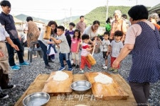 칠곡 매원마을 2019년 매원마을 공연예술제 한옥 투어, 음식 나누기 등 전통문화체험과 공연 열려