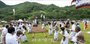 진안군 정천면민의 날, 고인돌 옮기는 모습 재현 화제 3톤 규모의 상석 옮겨