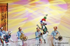 연희집단 The 광대. 재담과 함께 하는 연희 한마당  <도는 놈 뛰는 놈 나는 놈>