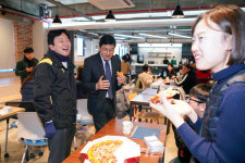 도지사가 피자 쏜다!, 원희룡 지사, 피자배달원 깜짝 변신해 더큰내일센터 응원