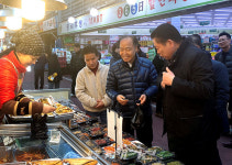 소상공인시장진흥공단 임직원, 대전 중리전통시장 찾아…