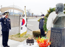 김홍희 해경청장, 목포 노을 공원에 건립되어 있는  故 박경조 경위를 참배