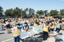 (포토뉴스) 양윤경 서귀포시장, 성산읍 적십자봉사회 코로나19 대응 구호물품 제작 현장 방문 격려