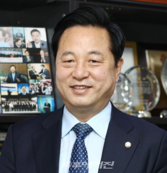 [인터뷰] 강력한 자치분권을 추구하는 김두관 국회의원