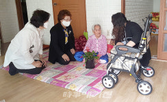 광주 동구청, 지산1동 보행불편 독거어르신에 보행보조기 전달