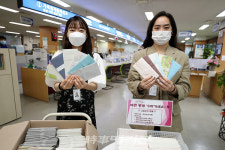 박선화 씨, 이색 기부 13만 번 접은 희망 종이봉투 1만 여개 광산구에 맡겨