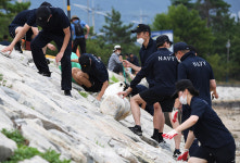 해군제주기지전대근무지원대주거시설관리과 | 해군 진해기지사령부 시설전대, '바다주간' 장마철 해안 쓰레기, 해군 손으로!