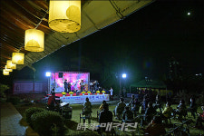 광주 서구, 헤드셋을 끼고 듣는 고요한 버스킹