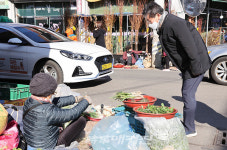 김순호 구례군수, 설 명절 맞아 시장상인들과 소통...