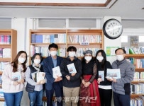 추자중학교, 추자 시인 전하나 수덕도서관에 도서 500여 권 기증