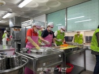 사)국민통합과 (주)전북도시재생포럼, 전주 양지노인복지관 어르신 배식봉사