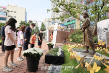 광주시 동구, 금남로 공원 평화의 소녀상에 헌화하세요!