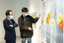 작품 설명 듣는 노재천 성남문화재단 대표이사