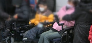 장애인단체 지하철 시위, 3·4호선 운행지연... 출근길 불편이어져