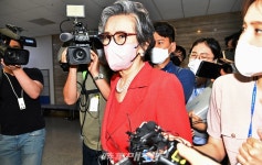 회의실 떠나는 이양희 중앙윤리위원장