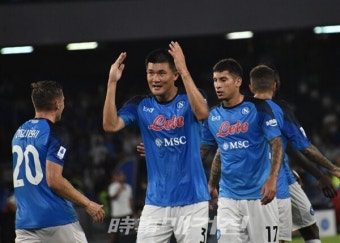 나폴리, '김민재 풀타임' 속 엠폴리에 2-0 승리... 리그 10연승