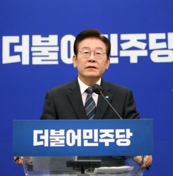 이재명, 김대중·노무현 전 대통령 묘역 참배...김경수와 짧은 만남