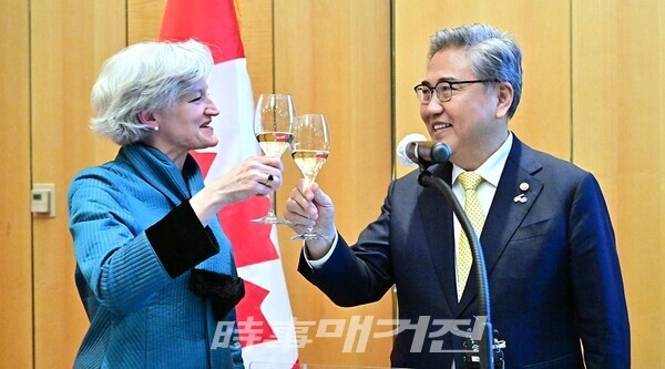한-캐나다 외교장관, 서울서 뜨거운 환대와 협력 다짐 

