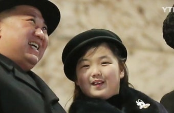 북한 열병식 ,김정은 딸 김주애 참석 '전술핵부대·ICBM 과시'