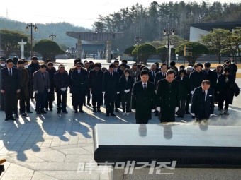 [포토뉴스] 김종민·이낙연 공동대표 5·18 민주묘지 참배