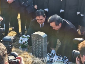[포토뉴스] 5·18 민주묘지 참배하는 김종민·이낙연 새로운미래 공동대표