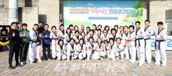 광주시청에서 광산구 실버태권도 35명 회원들 태권도 시범