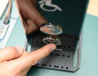 [IT 톺아보기] 손 안 대도 버튼 작동시키는 비접촉 센서