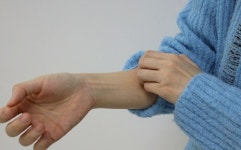 ‘피부의 감기’, 타원형 반점 보이는 ‘장미비강진’