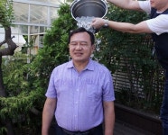  한독 김영진 회장, 아이스버킷 챌린지 동참…손범수 아나운서 등 지목  