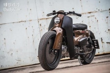 카페레이서 스타일의 혼다 슈퍼커브..클래식한 디자인 감각