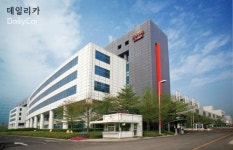 TSMC 회장 “차량용 반도체 공급, 두 달 안에 ‘최소치’는 맞출 수 있어”