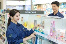 올리브영, 20주년 맞아 브랜드 재정립...로고와 매장 디자인, 유니폼 새롭게
