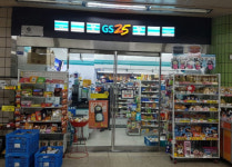 편의점, 생존법 통했다...대형마트 영업익 넘어...최저임금發 상생안, 점주 통할까