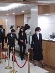 [WIKI현장] 휠체어탄 이숙희 여사, 상주복 입은 구지은 부회장…침통한 고 구자학 회장 빈소 분위기
