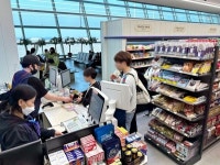 CU, 황금연휴에 인파 몰렸다…공항 내 편의점 매출↑