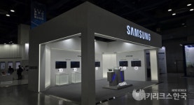 [WIKI 현장] 삼성전자, 세계 최초 12나노 GDDR7 D램 대통령상 수상...젠슨 황 사인 인증