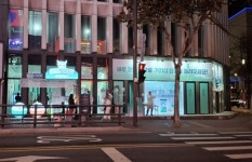 [WIKI 현장] 홍대 술집거리서 즐기는 뽑기놀이…롯데칠성음료 새로 가챠샵에 가다