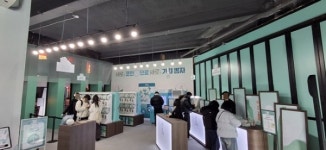 [WIKI 현장] 홍대 술집거리서 즐기는 뽑기놀이…롯데칠성음료 새로 가챠샵에 가다