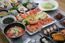 동명항 맛집 속초 홍게무한리필 최대게, 현지인 인증 맛집으로 신뢰도 높아…겨울철 별미까지 한 번에