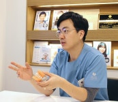 [칼럼] 안전하고 만족도 높은 임플란트 이용 틀니, 노인 건강에 도움 줘