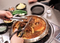 야당역 맛집 ‘매운집’, 천연재료로 만들어 맛있게 매운 갈비찜과 꽃게무침 푸짐하게 맛볼 수 있는 곳