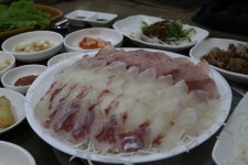 제주도 맛집 ‘월척수산 동문시장점’에서 바다 뷰를 보며 자연산 회를 맛볼 수 있어