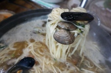 안면도 맛집 ‘전통딴뚝칼국수’ 봄나들이 후 즐길 수 있는 해물칼국수 제공