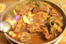 더위와 스트레스 날리는 소울푸드 ‘감자탕’, 사골 육수 더해 진한 맛 낸 화성 맛집 ‘쿡감’