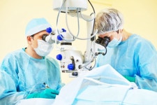 시력 교정 위한 ‘라식 수술’ 장점과 위험 및 합병증…빛번짐·눈부심·안구 건조증