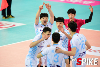 ‘기록 축제’ 대한항공, 우리카드 잡고 선두 복귀