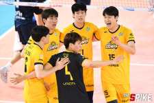 [순천·MG컵] ‘황택의 완벽 분배’ KB손해보험, 한국전력 잡고 조 1위